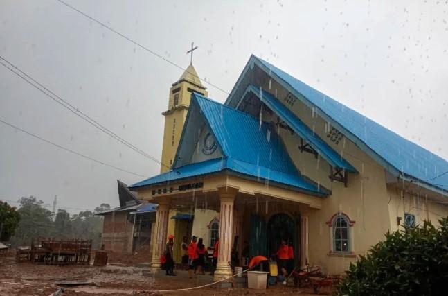 Banser Bersihkan Gereja HKBP Sibolga Pascabanjir demi Natal yang Khidmat dan Aman