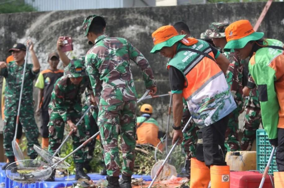 Aksi Bersih-Bersih Sungai Serentak Warnai Peringatan HUT ke-76 Kodam Jaya