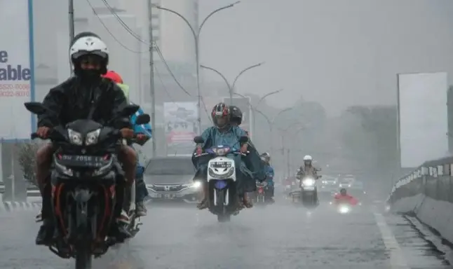 BMKG Peringatkan Hujan Lebat dan Angin Kencang di Sejumlah Kota, Waspadai Dampak Bibit Siklon Tropis 93S