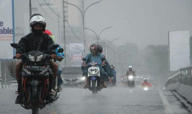 BMKG Peringatkan Hujan Lebat dan Angin Kencang di Sejumlah Kota, Waspadai Dampak Bibit Siklon Tropis 93S