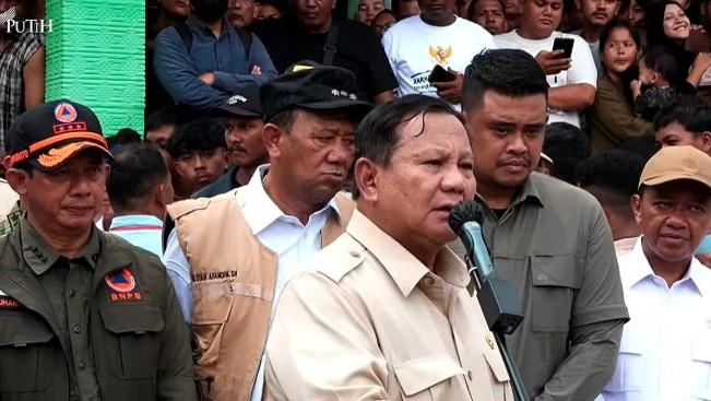 Prabowo Terima Laporan Kekurangan Air Bersih di Langkat Saat Tinjau Pengungsian Korban Bencana
