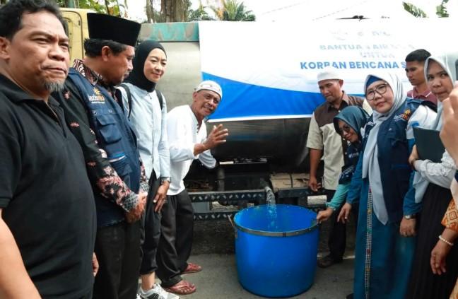 Danone Indonesia dan MDMC Salurkan Bantuan Air Bersih dan Nutrisi untuk Korban Banjir di Langkat