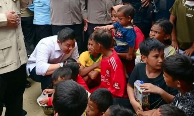 Seskab Teddy Indra Wijaya Bagikan Mainan dan Permen untuk Anak Korban Banjir Bandang Aceh Tamiang