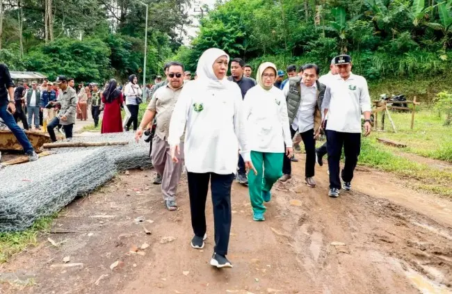 Gubernur Jatim Pastikan Dua Jembatan Terdampak Bencana di Lumajang Rampung Akhir 2025