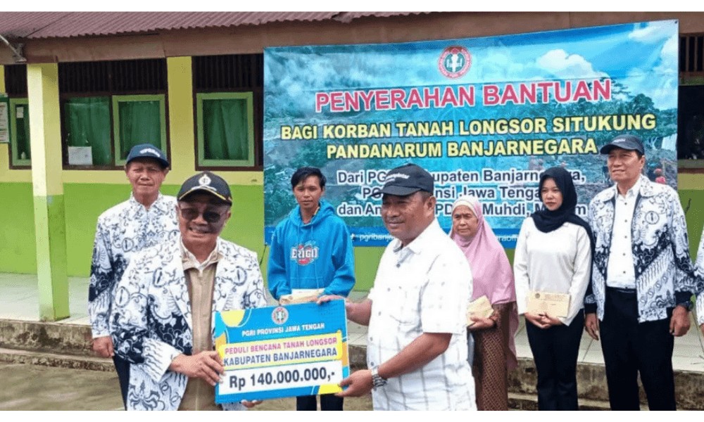 PGRI Jateng Salurkan Bantuan untuk Penyintas Longsor di Banjarnegara