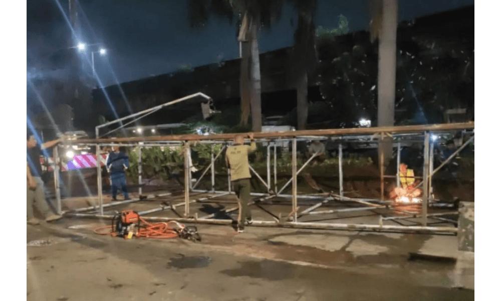 Antisipasi Cuaca Ekstrem, Satpol PP DKI Bongkar Reklame Berkarat di Ancol