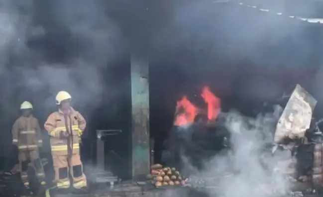 95 Personel Damkar Dikerahkan Padamkan Kebakaran Pasar Induk Kramat Jati