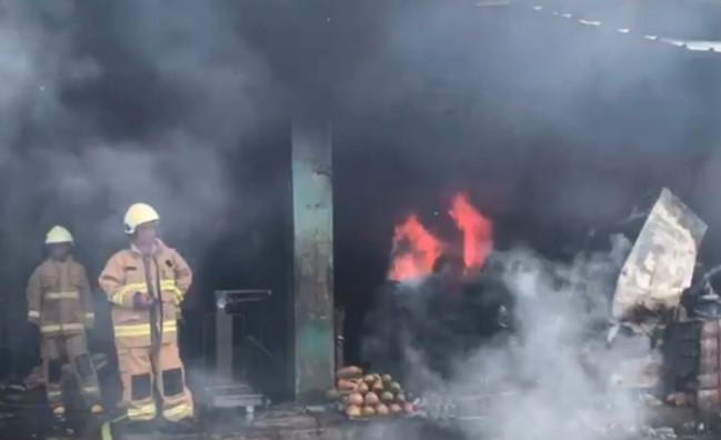95 Personel Damkar Dikerahkan Padamkan Kebakaran Pasar Induk Kramat Jati