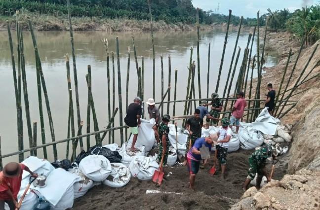 Koramil 07/Stabat Intensifkan Perbaikan Tanggul di Langkat Pascabanjir