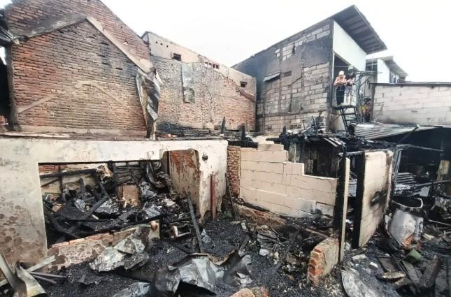 Kebakaran Melanda Tiga Rumah di Gropet, Jakarta Barat, Diduga Akibat Kebocoran Gas