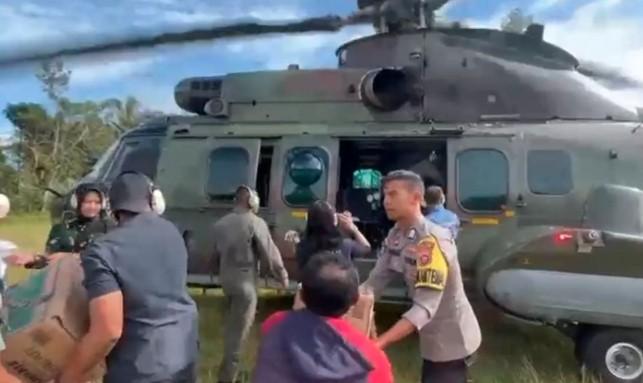 TNI AU Kerahkan Helikopter EC-725 untuk Salurkan Bantuan Banjir ke Kabupaten Agam, Sumatera Barat