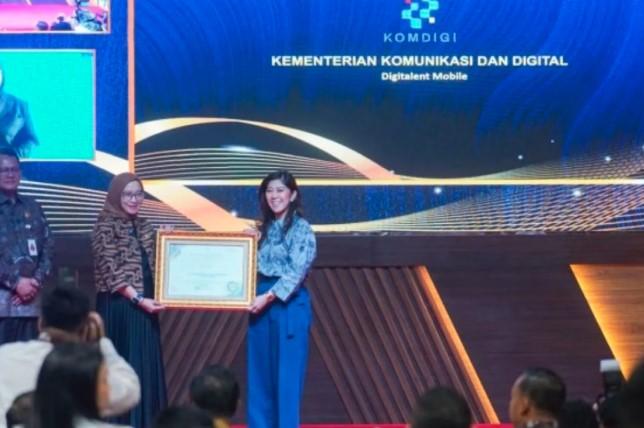 Menteri Meutya Hafid Raih Penghargaan OPSI KIPP 2025 atas Inovasi Layanan Publik Digital