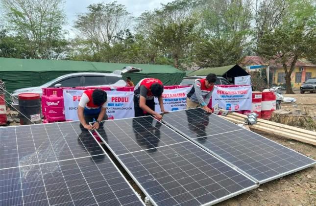 Pertamina Pasang PLTS di Posko Pengungsi Aceh Tamiang, Bantu Penerangan dan Pengisian Daya