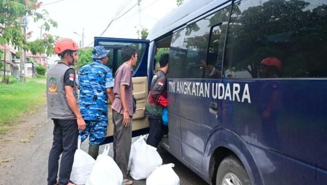 TNI AU Buka Dapur Umum di Lanud Sutan Sjahrir Padang untuk Korban Bencana