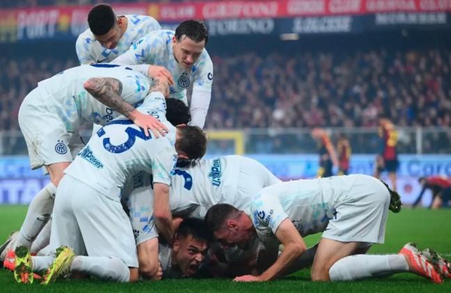 Kalahkan Genoa 2-1, Inter Milan Rebut Puncak Klasemen Serie A dari AC Milan