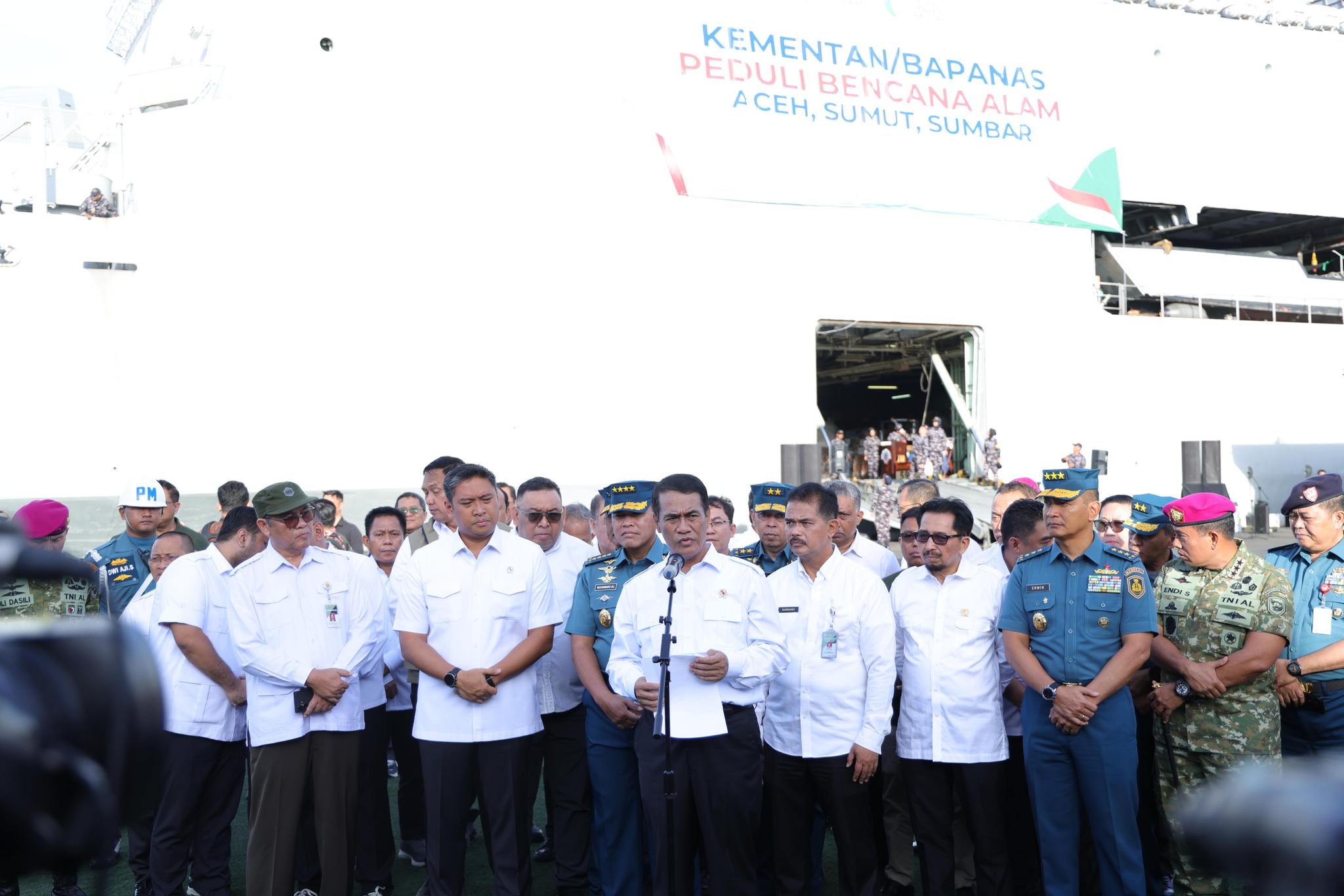Mentan Amran Bersama KASAL Lepas Bantuan Bencana Sumatera Tahap III dengan KRI Makassar