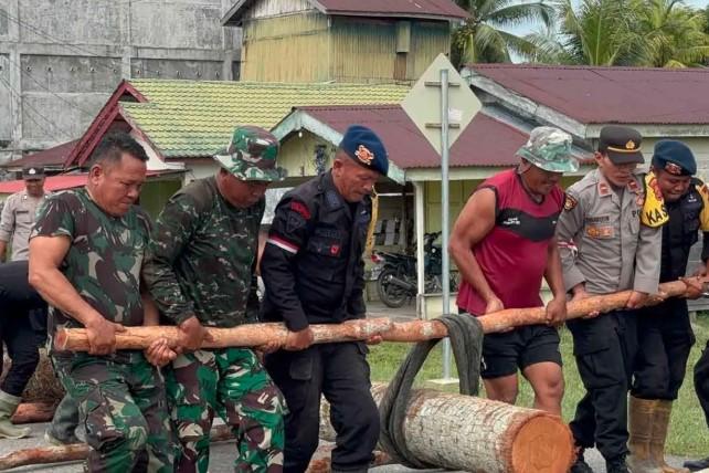 Brimob Polda Aceh Bersama TNI dan Warga Bangun Jembatan Darurat Pulihkan Akses di Aceh Singkil