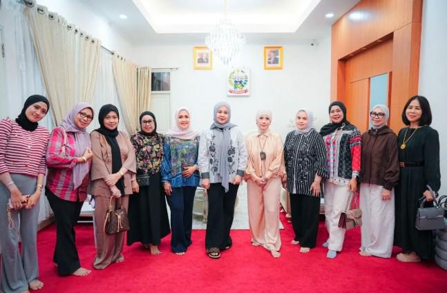 Komunitas Perempuan Makassar Donasikan Rp102 Juta untuk Korban Bencana di Sumatera, Pemprov Sulsel Siap Salurkan Bantuan