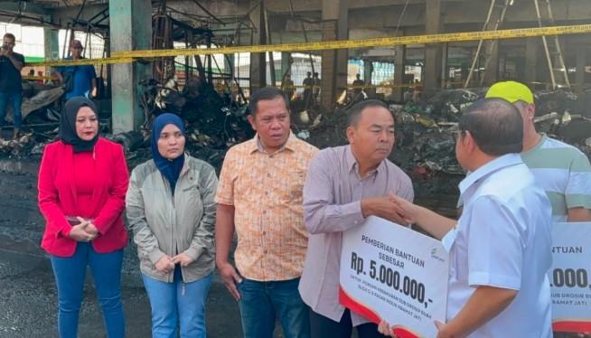 Pemprov DKI Salurkan Bantuan Rp5 Juta kepada Pedagang Terdampak Kebakaran Pasar Induk Kramat Jati