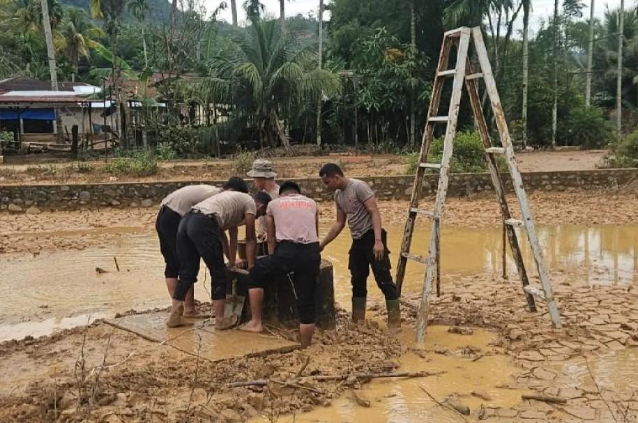 Brimob Polda Sumut Bersihkan Sumur dan Salurkan Air Bersih untuk Warga Terdampak Bencana di Tapanuli Tengah