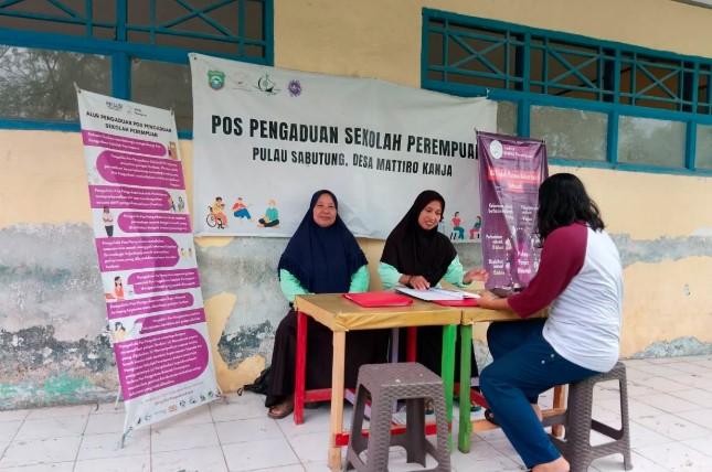 Perempuan Pulau Sabutung Bangkit Lewat Sekolah Perempuan: Dari Tanggul Karung Pasir hingga Ikan Asin dan Kerajinan Tangan