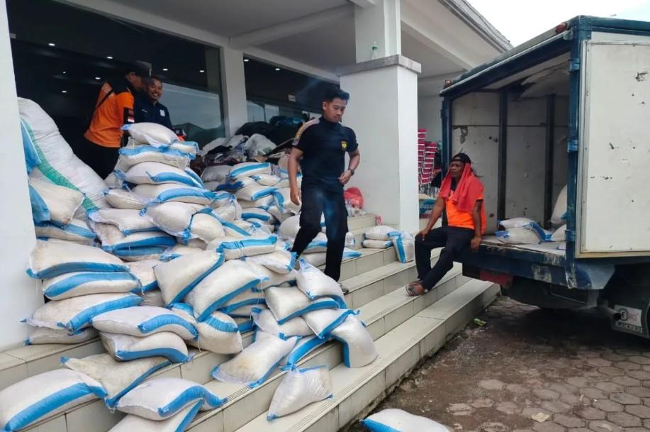 Bantuan 100 Ton Beras dan 4.000 Dus Mi Instan Dikirim untuk Korban Bencana di Agam