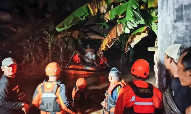 Basarnas Evakuasi Tiga Warga Terjebak Banjir di Banyuwangi