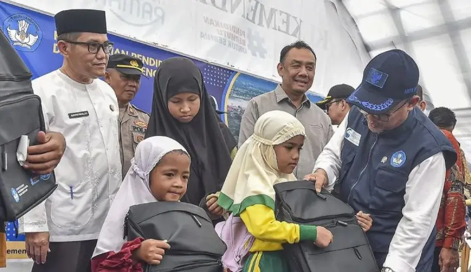 Pemerintah Salurkan Tunjangan dan Bantuan Pendidikan Darurat bagi Guru di Wilayah Bencana