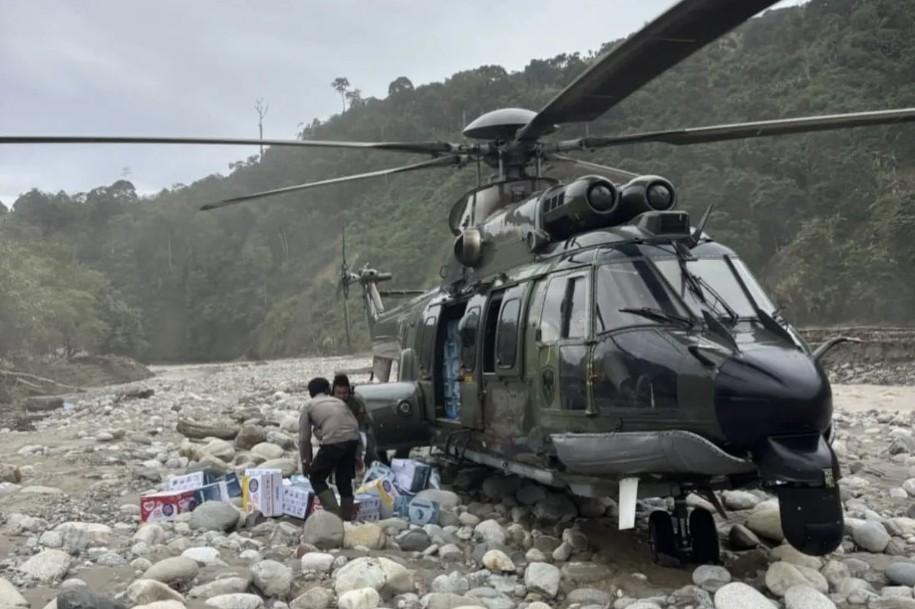 Helikopter TNI AU Mendarat di Aliran Sungai Gayo Lues untuk Salurkan Bantuan Bencana