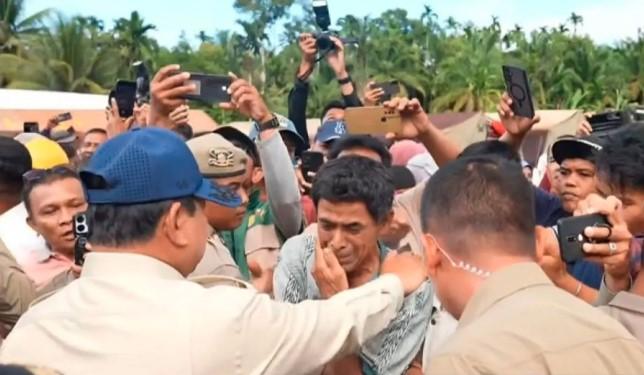Suasana Haru Iringi Kunjungan Presiden Prabowo ke Posko Pengungsi Banjir Bandang di Agam