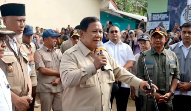 Kunjungi Pengungsi di Agam, Presiden Prabowo Pastikan Warga Tak Sendirian dan Tinjau Pembangunan Hunian Sementara