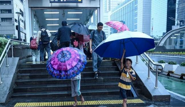 BMKG Prediksi Jakarta Diguyur Hujan Siang dan Malam Hari, Warga Diimbau Waspada Genangan