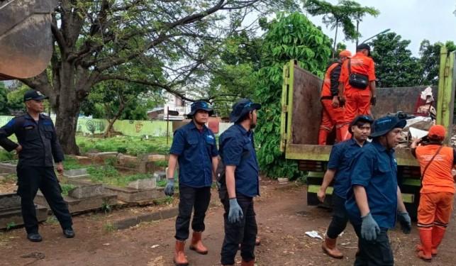 200 Personel Gabungan Tertibkan Bangunan Usaha di TPU Kober Rawa Bunga, Jakarta Timur