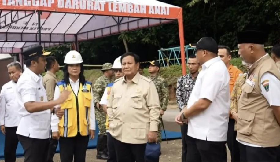 Presiden Prabowo Tinjau Pemulihan Jalur Darat di Lembah Anai dan Beri Semangat Pekerja di Lokasi Longsor