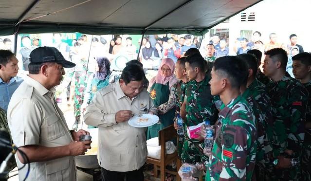 Makan Nasi Goreng di Dapur Umum, Presiden Prabowo Saksikan Langsung Kondisi Pengungsi di Agam