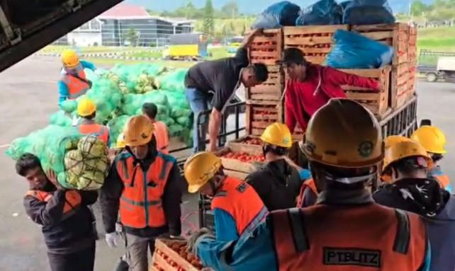 TNI AU Angkut 14 Ton Hasil Tani dari Aceh, Bantu Petani Terdampak Bencana Lewat Udara