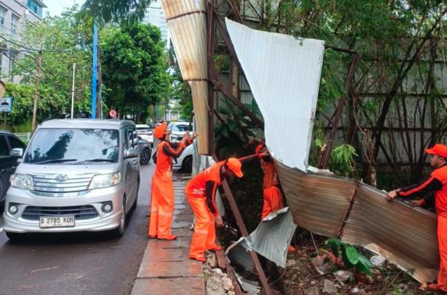 Pagar Seng Roboh di Kuningan Akibat Angin Kencang, Tidak Ada Korban Jiwa