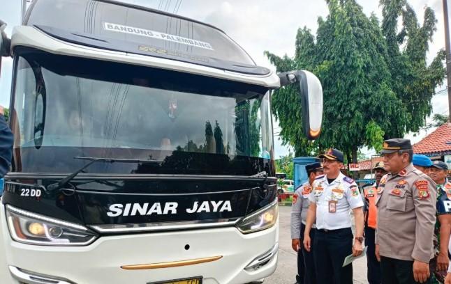 Terminal Kampung Rambutan Perketat Ramp Check Bus demi Keselamatan Angkutan Natal 2025 dan Tahun Baru 2026