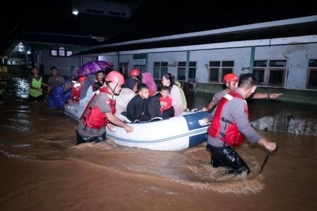 Polda Banten Fokus Bantu Warga Terdampak Banjir Padarincang, 40 Orang Mengungsi di SD Sukamaju