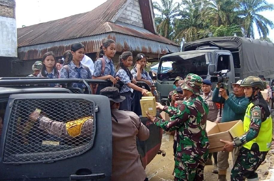 TNI Salurkan Bantuan Susu dari Presiden Prabowo untuk Anak Korban Banjir dan Longsor di Tapanuli Selatan