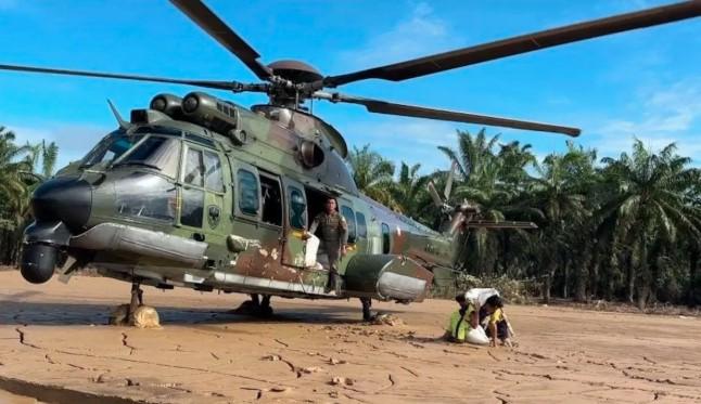 Helikopter TNI AU Terobos Lumpur Tebal Kirim Logistik Banjir ke Aceh Tamiang dan Aceh Tengah