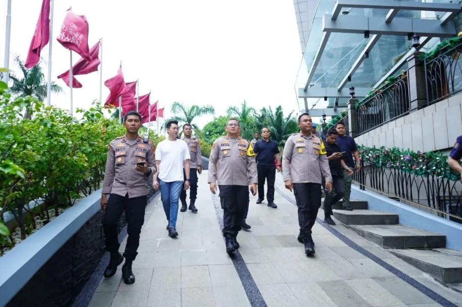 Kapolres Metro Jakarta Utara Tinjau Kesiapan Pengamanan Dua Gereja Jelang Natal dan Tahun Baru