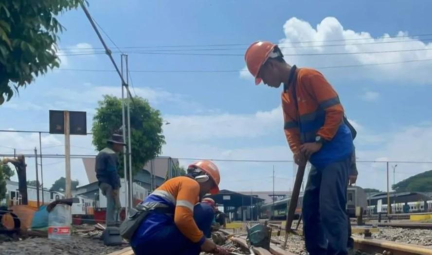 PT KAI Daop 8 Surabaya Intensifkan Pemeriksaan Rel Kereta Jelang Libur Nataru 2025