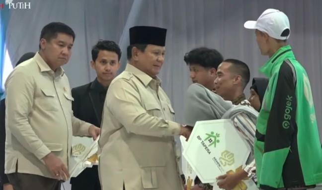Presiden Prabowo Hadiri Akad Massal KPR FLPP Terbesar Sepanjang Sejarah, Serahkan Kunci Rumah Subsidi ke Masyarakat