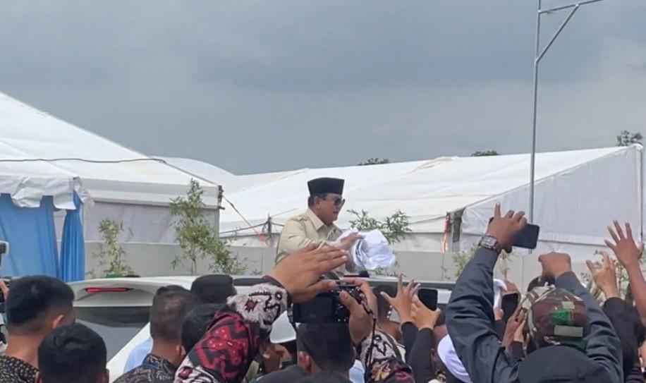 Presiden Prabowo Sapa Warga dan Bagikan Baju Usai Hadiri Akad Massal Rumah Subsidi di Banten