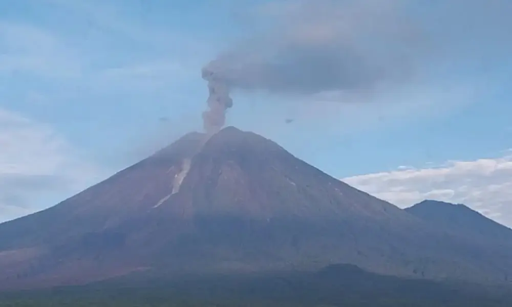 Gunung Semeru Kembali Erupsi, Letusan Capai 1,2 Kilometer dan PVMBG Keluarkan Peringatan Siaga