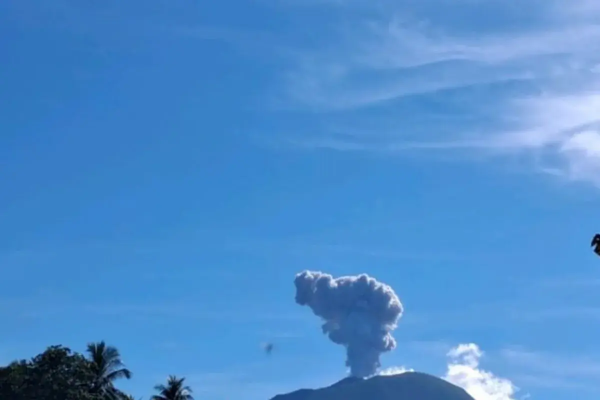 Gunung Ibu Kembali Erupsi, Kolom Abu Capai 600 Meter dan Status Tetap Waspada