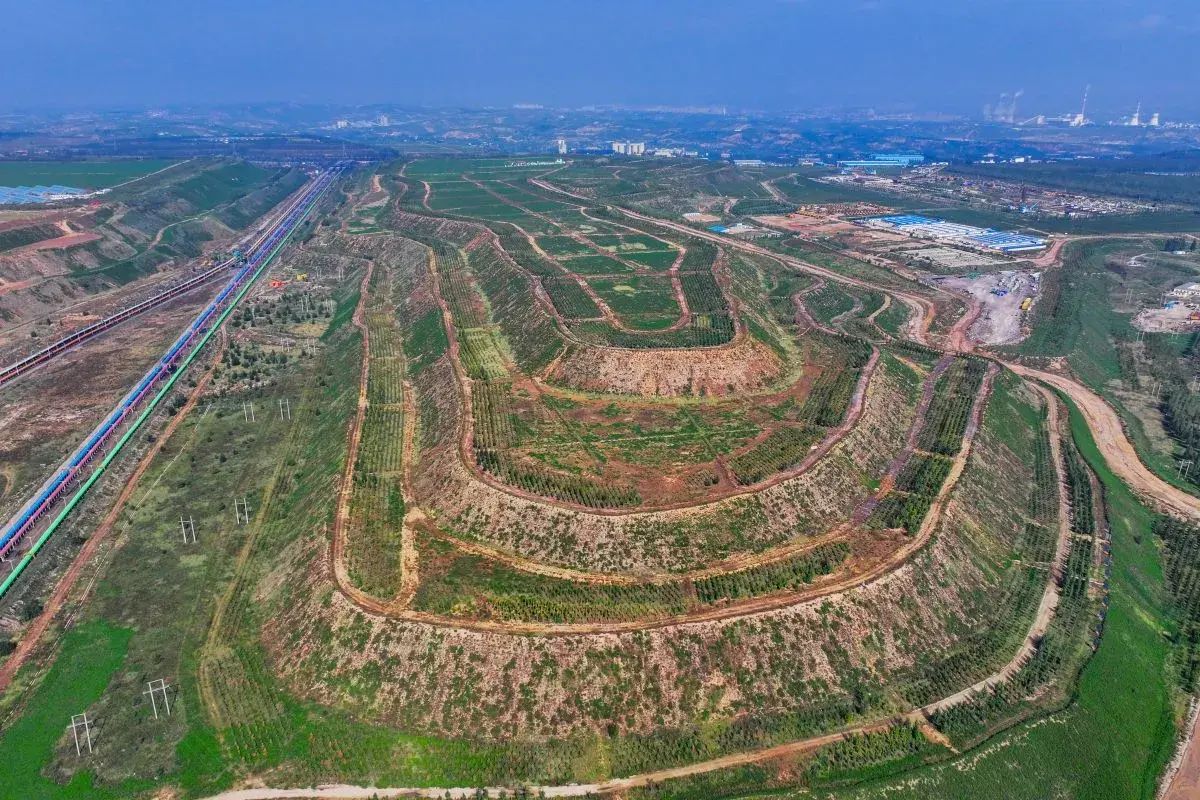 Tambang Batu Bara HeiDai Gou Bertransformasi dari ‘Hitam’ Menjadi ‘Hijau’ dengan Teknologi dan Reklamasi Ekologis