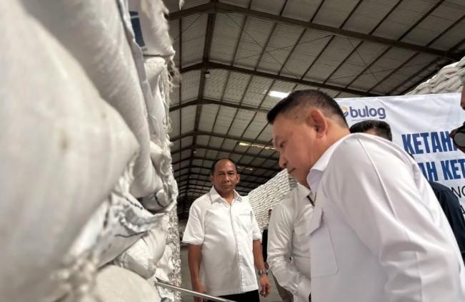 Dudung Abdurachman Tinjau Gudang Bulog, Pastikan Kualitas dan Stok Beras Nasional Terjaga