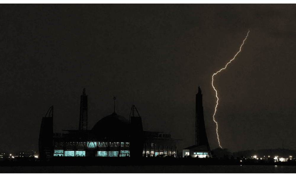 BMKG Peringatkan Potensi Hujan Petir di Sejumlah Kota Besar, Masyarakat Diminta Waspada